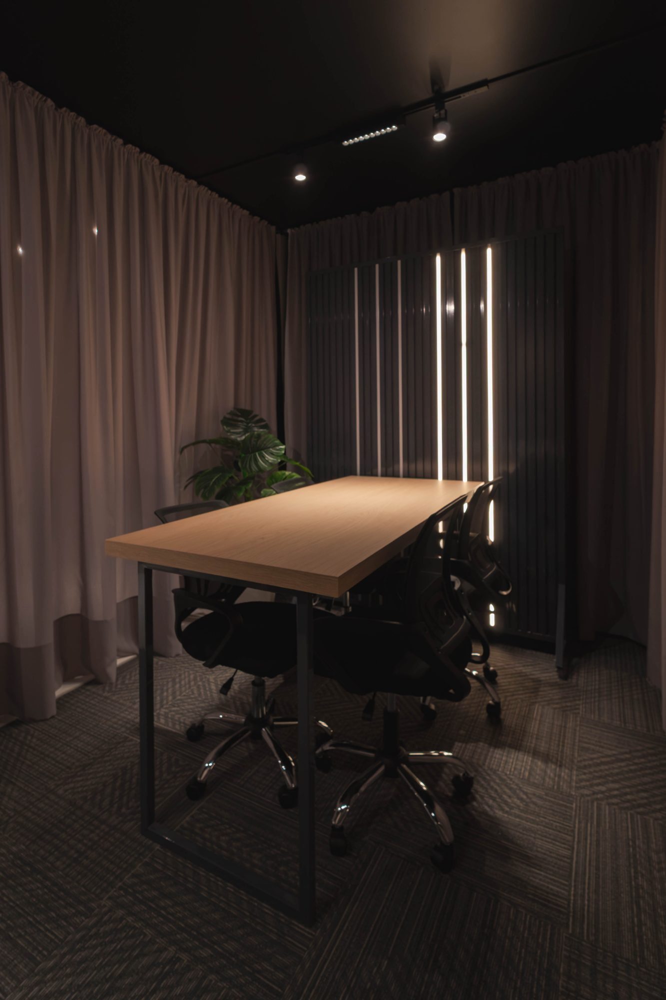 Mesa de podcast com painel de LED